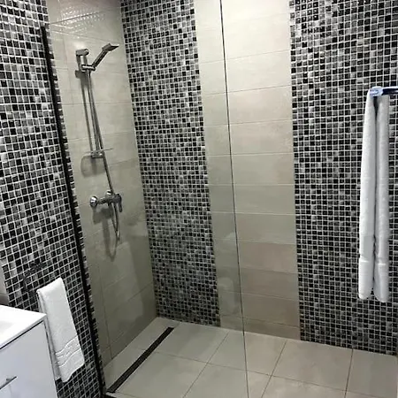 Romeo's Beachfront By Loft, Opera And White Tower Lägenhet