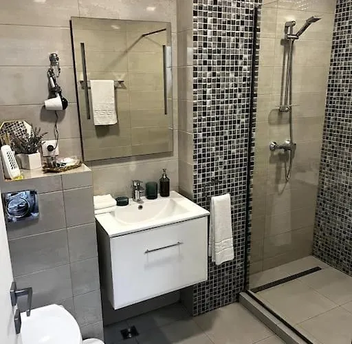 Romeo's Beachfront By Loft, Opera And White Tower Mamaia